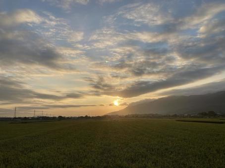 朝焼けの空と雲と山と田んぼ 朝焼け,朝日,雲の写真素材