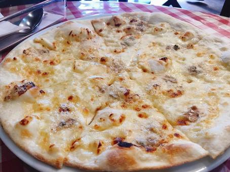 Cream pizza at an Italian restaurant in Japan, JPG Cream pizza at an Italian restaurant in Japan, JPG