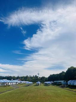 広場と青空の写真