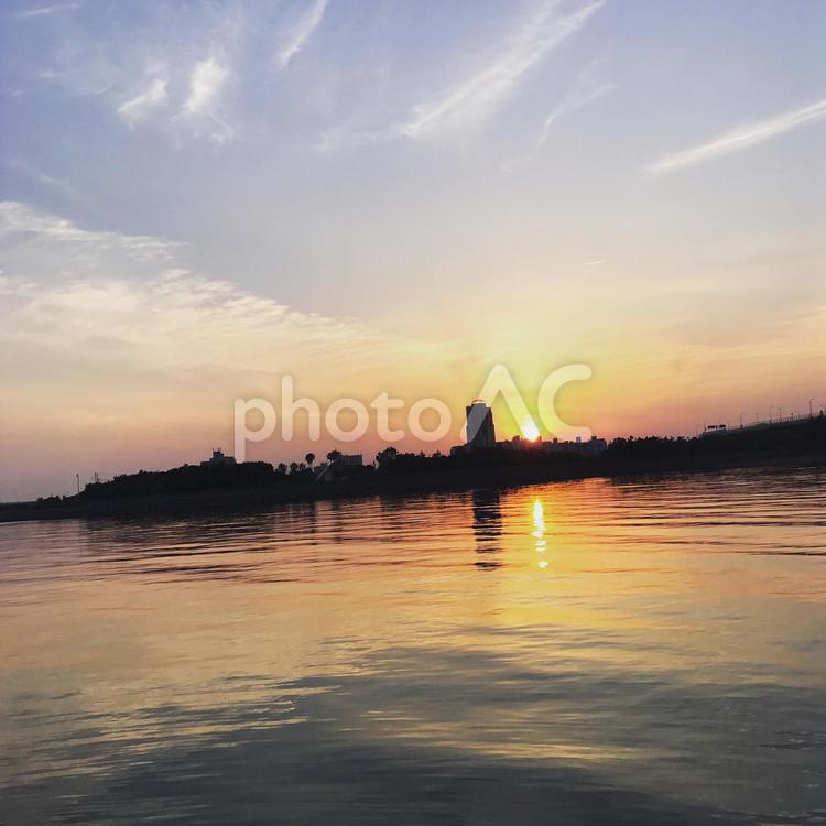 世界は海で繋がっている 日暮れ,暁,水域の写真素材