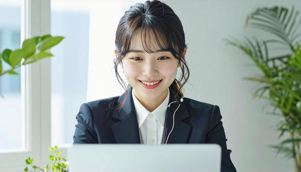 Web面接を受ける女性 Web面接を受ける女性の写真