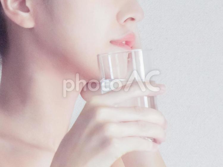 水の潤いを実感する女性 女性,水,飲むの写真素材