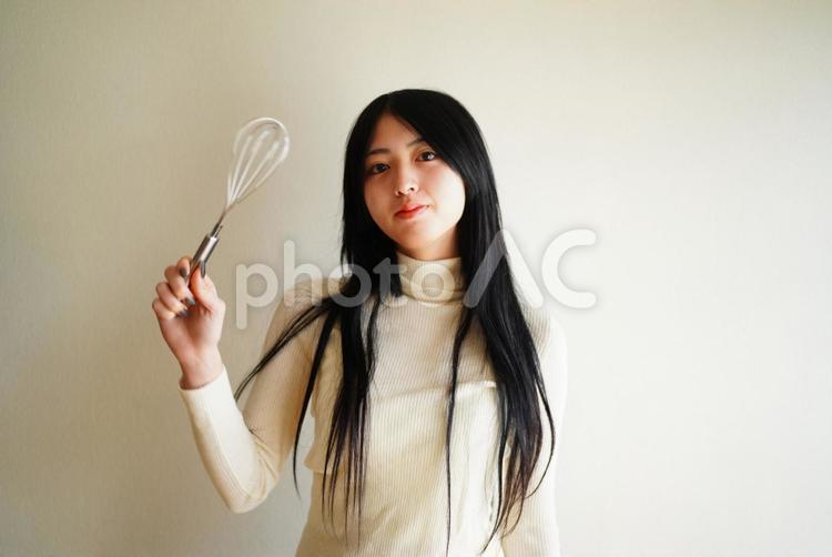 料理のイメージ/調理器具を持つ女性 20代,屋内,女性の写真素材