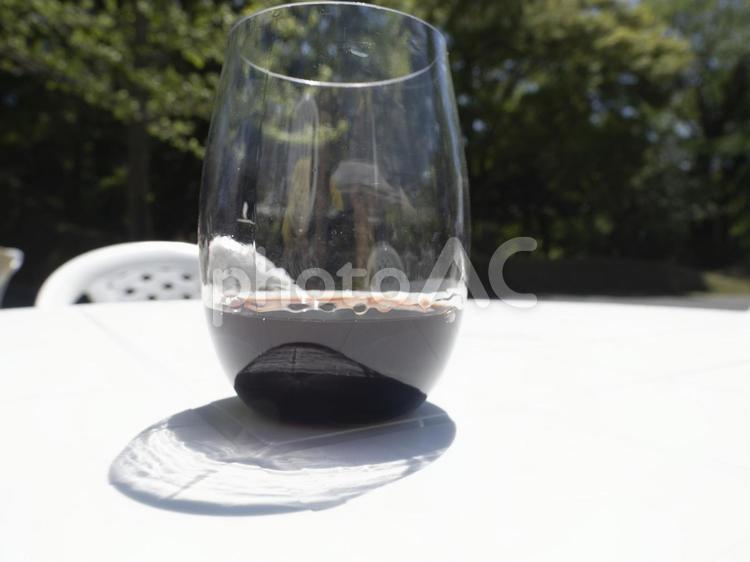 休日の昼に赤ワインを飲む 赤ワイン,酒,グラスの写真素材
