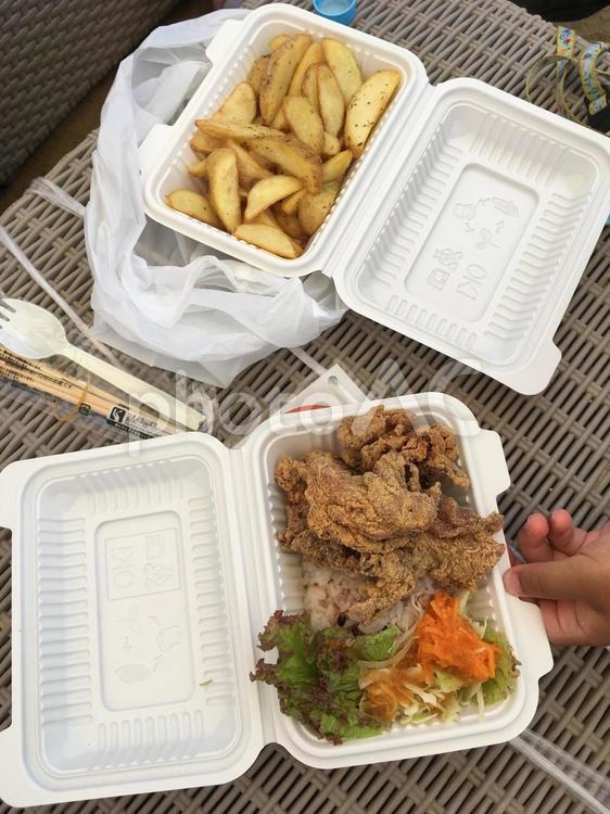 唐揚げフライドポテトのテイクアウトランチ テイクアウト,ランチボックス,ピクニックの写真素材