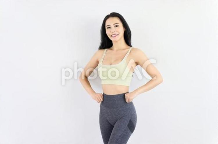 白背景でスポーツウェアを着た女性 女性,スポーツウェア,フィットネスの写真素材