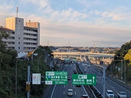 小雪前の水曜日の朝の横浜青葉IC付近 東名高速道路,横浜青葉インターチェンジ,朝の高速の写真素材
