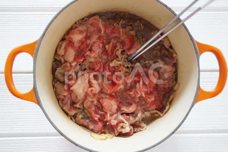 お鍋と牛肉、生姜 スープ,食べ物,食事の写真素材