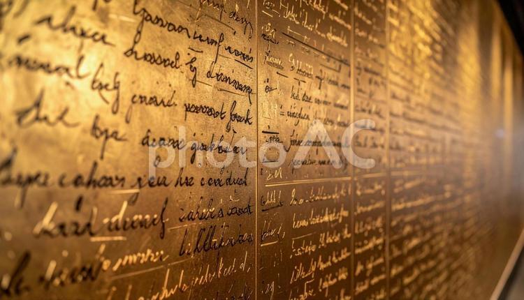 金色の壁に刻まれた文字 文字,筆記体,アンティークの写真素材