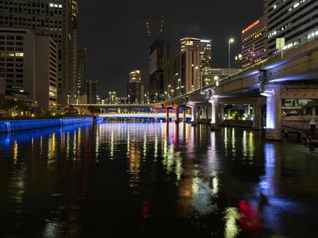 水都を彩る夜のリフレクション 水都を彩る夜のリフレクションの写真