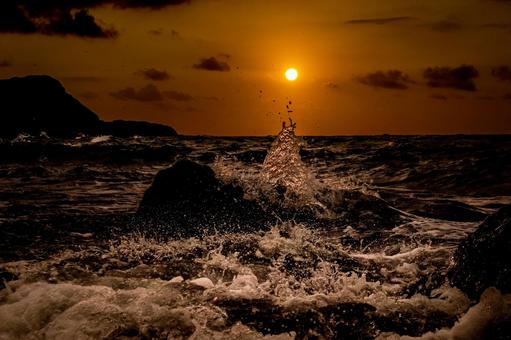 <素材>秋の海に沈む夕日と海の波しぶき <素材>秋の海に沈む夕日と海の波しぶき 海,サンセット,キラキラの写真素材