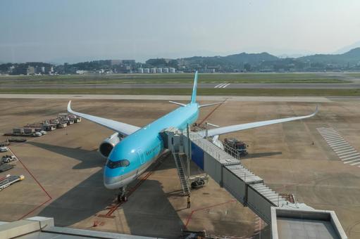 福岡空港 夏色の朝景 福岡空港 夏色の朝景 飛行機,航空機,旅客機の写真素材