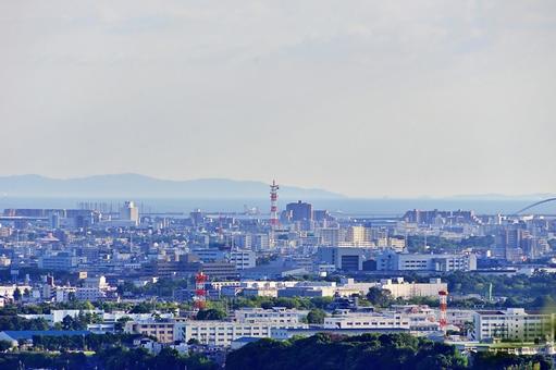 山から見下ろす街と遠い海 山から見下ろす街と遠い海の写真