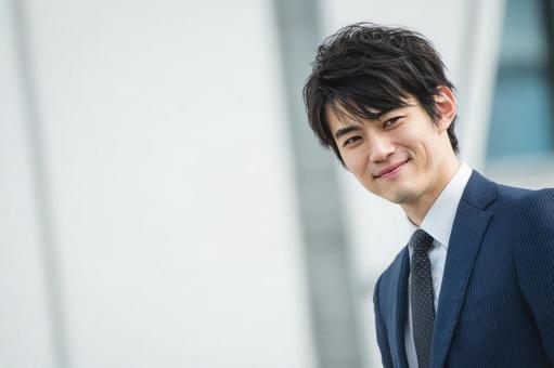 スーツ姿の若いビジネスマン-8の写真