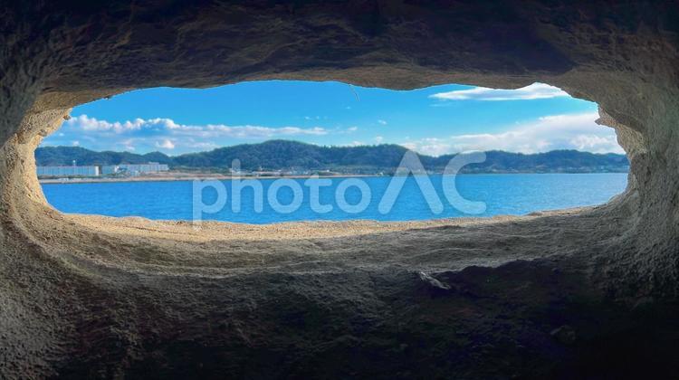 僕の部屋の窓からの景色(理想)  海,洞窟,窓の写真素材