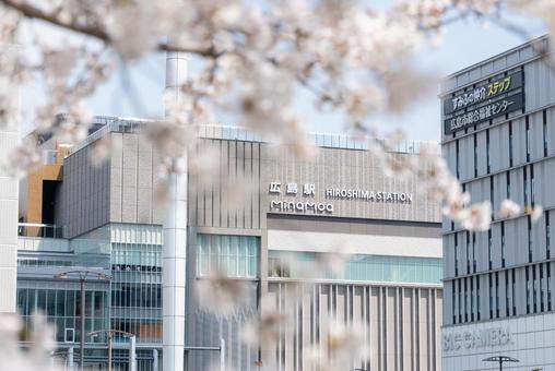 広島駅ビルのミナモアと桜の写真
