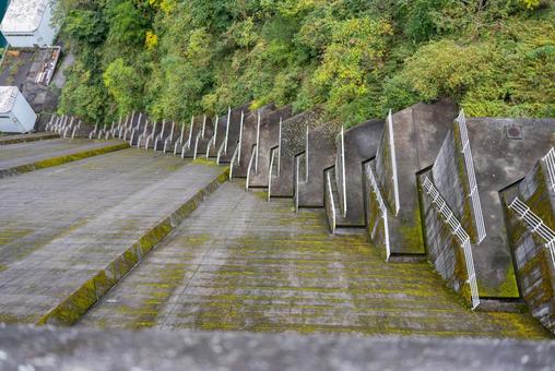 苔むすダムの放水路と階段 ダム,放水路,コンクリートの写真素材