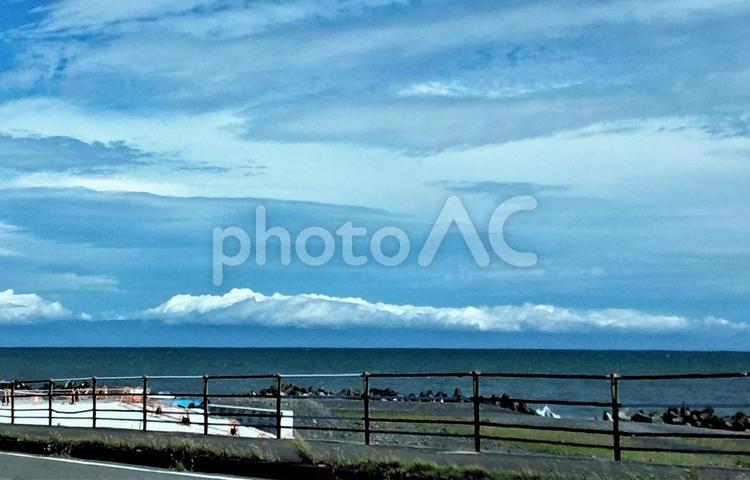 水平線と雲が覆いかぶさった伊豆半島の景色 水平線,海,波の写真素材