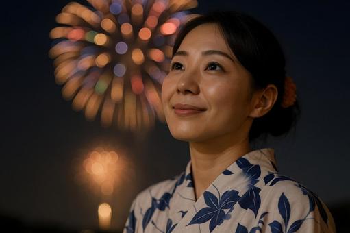 花火を見上げる笑顔の女性 花火を見上げる笑顔の女性の写真