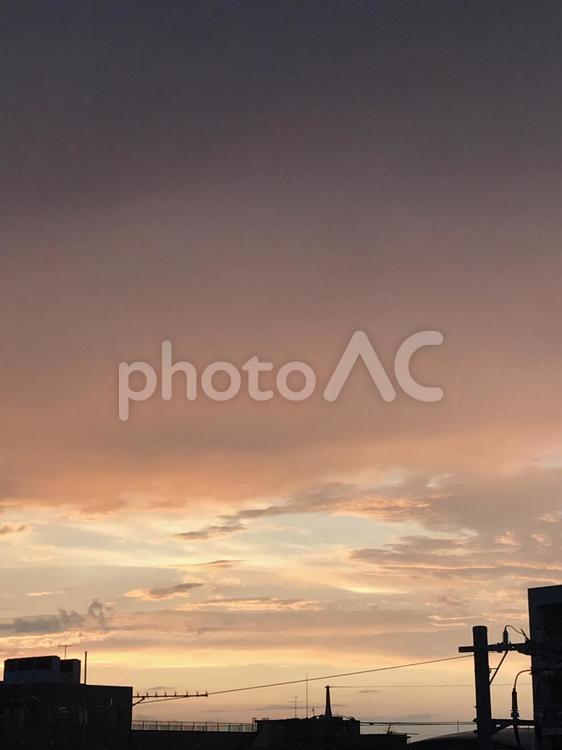 不安を感じさせる雲 雲,夕暮れ,不安の写真素材