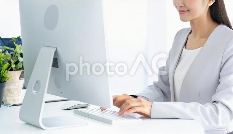 オフィスで仕事をする女性 再雇用,オフィスワーク,仕事の写真素材