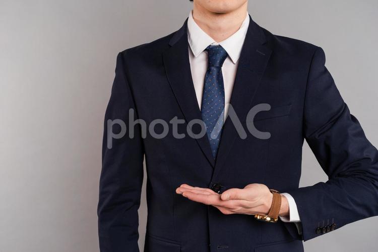 胸の前で支えるポーズの男性の手元 ポーズ,男性,顔なしの写真素材
