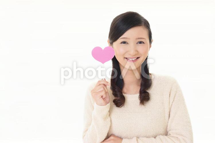 ハートマークを持つ笑顔の女性 女性,ハートマーク,女の写真素材