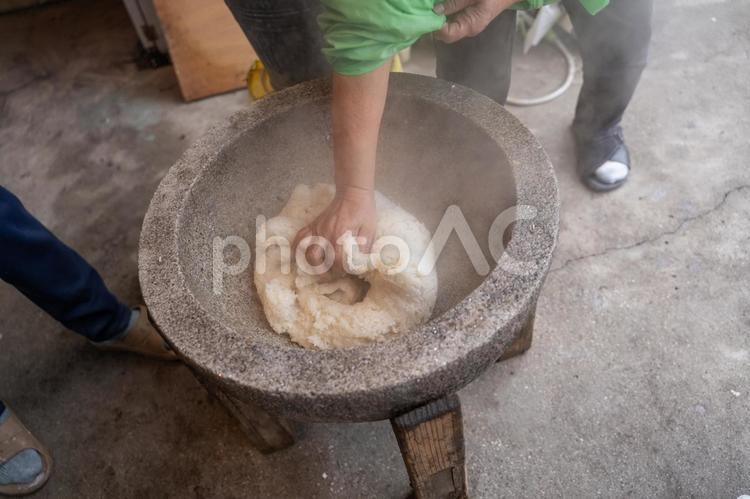 餅をこねる　合いの手 餅つき,水,合いの手の写真素材