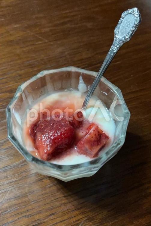 R7.7.3　ヨーグルト恵みにいちご ヨーグルト,恵み,いちごの写真素材