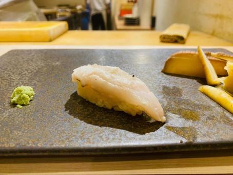 高級鮨店でいただく旬のヒラメの握り 高級鮨店でいただく旬のヒラメの握りの写真