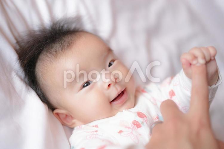 大人の指を握る赤ちゃん(その３) 赤ちゃん,家族,日本人の写真素材