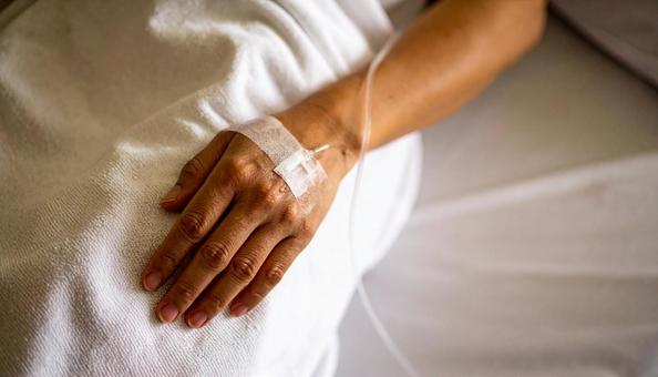 点滴する女性の手 点滴する女性の手の写真