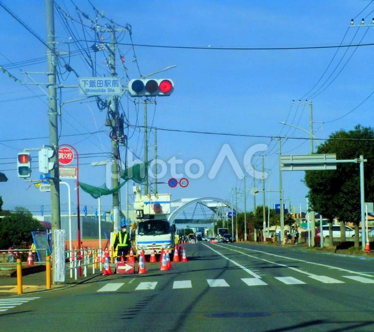 下飯田駅前の交差点 交差点,道路,工事の写真素材