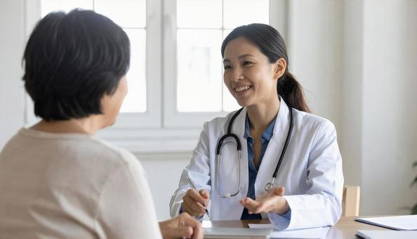 患者女性に説明する日本人医師 患者女性に説明する日本人医師の写真