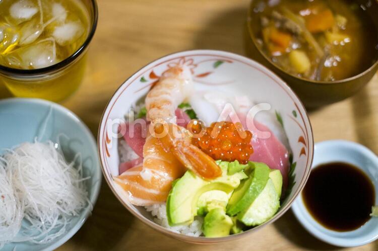 お家で手作り海鮮丼定食 海鮮丼,刺身,お刺身の写真素材