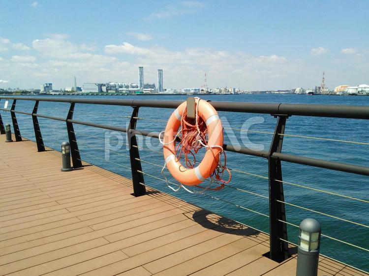 救命浮き輪と工業地域 救命浮き輪,工場,工業の写真素材