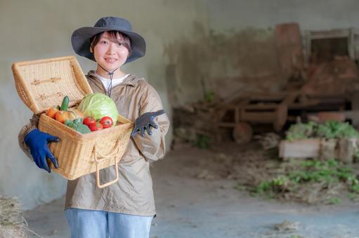 笑顔で野菜を売る女性 笑顔で野菜を売る女性 農業,農家,農作業の写真素材