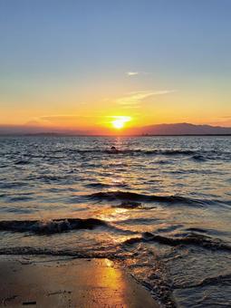 江の島から見る夕日 遠くに富士山 江の島から見る夕日 遠くに富士山 江の島,富士山,縦の写真素材