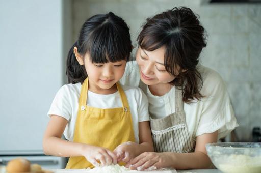 料理をする親子-1 料理をする親子-1の写真