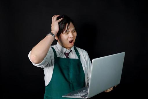 パソコンに困る男性店員 パソコンに困る男性店員 男性,店員,パソコンの写真素材