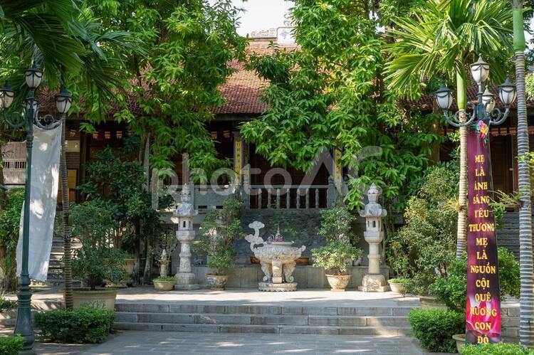 【ベトナム】ハノイのタイ湖周辺にある神社仏閣 ベトナム,ハノイ,タイ湖の写真素材