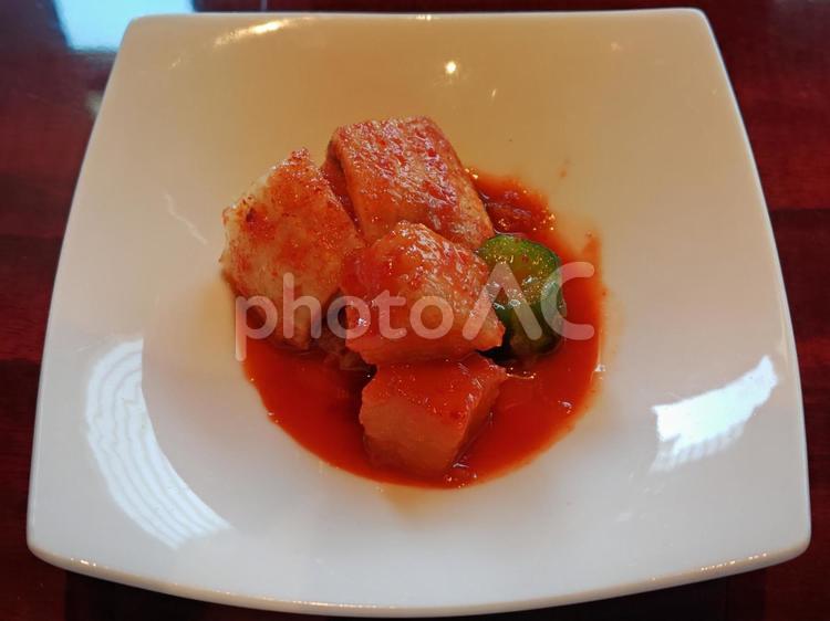 白いお皿とキムチ キムチ,野菜,ランチの写真素材