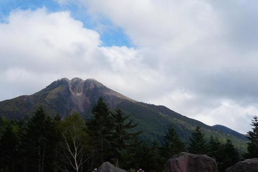 色づき始めた秋の山 色づき始めた秋の山の写真
