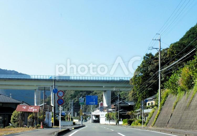 第二東名高速道路が走る山里の上 第二東名高速道路,高速道路,トラックの写真素材