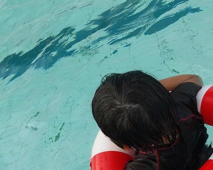 プールで浮く子供 プールで浮く子供 プール,夏,浮き輪の写真素材
