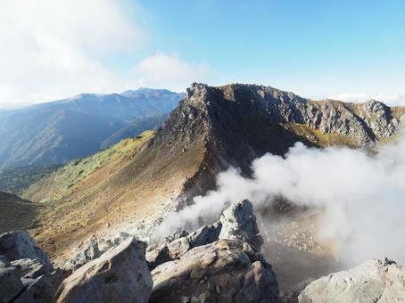 火山・噴気を上げる焼岳 火山・噴気を上げる焼岳の写真
