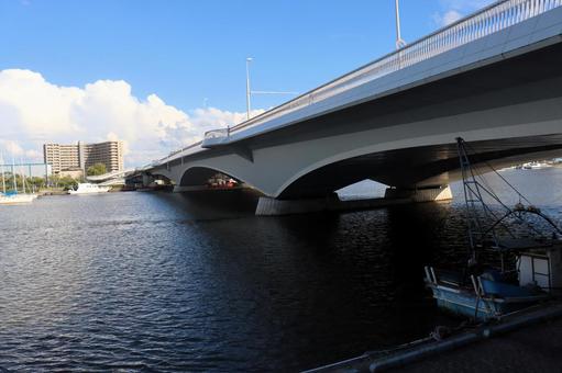 信濃川に架かる柳都大橋、新潟市 信濃川に架かる柳都大橋、新潟市 柳都大橋,新潟市,新潟県の写真素材