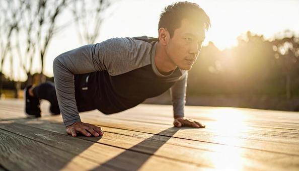 体幹を鍛える日本人男性の写真
