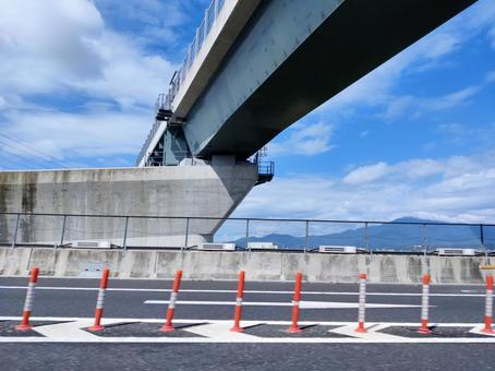 高架橋と夏の道路 高架橋と夏の道路 夏,8月,高架橋の写真素材