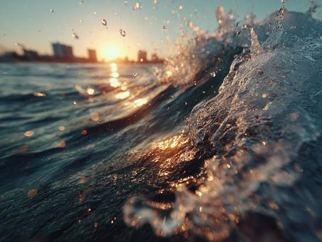 夕日が輝く海の波と水しぶき 夕日が輝く海の波と水しぶきの写真